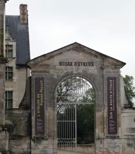 uma entrada para um edifício com um arco com o departamento de música de palavras em App 4 - T3 Calme et Spacieux Hyper Centre 5 min gare em Évreux