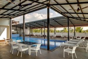 Bazén v ubytování La baga Beach Hotel By Orion Hotels nebo v jeho okolí