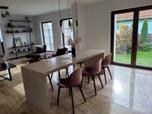 sala de estar con mesa de comedor y sillas en Casa Garda, en Simeria