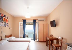 A bed or beds in a room at Rosa's Beach Studios
