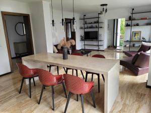 SimeriaCasa Garda的有一张桌子和红色椅子的餐厅