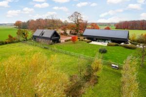 une vue aérienne sur une grange au milieu d'un champ dans l'établissement Rozeboom Loft, à Aartrijke