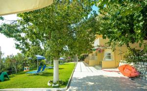 A garden outside Rosa's Beach Studios