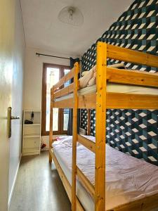 een slaapkamer met 2 stapelbedden in een kamer bij Maison rénovée proximité de paris 20eme in Bagnolet