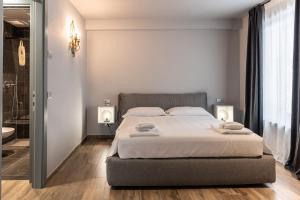 1 dormitorio con 1 cama grande y baño en Wisteria Court Suite 2 by LoveComo, en Menaggio