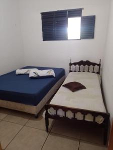 duas camas sentadas uma ao lado da outra num quarto em Casa na praia Fagundes/Lucena 