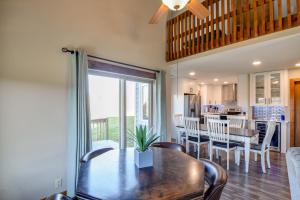 comedor y cocina con mesa y sillas en Cozy Illinois Abode with Deck and Grill, Near Golfing! en Galena