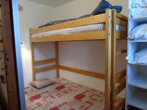 sypialnia z 2 łóżkami piętrowymi w pokoju w obiekcie Studio Valfréjus, 1 pièce, 4 personnes - FR-1-561-8 w mieście Valfréjus