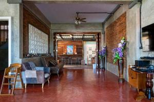 Televisyen dan/atau pusat hiburan di Smilingface guesthouse