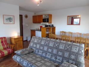 a living room with a couch and a kitchen at Appartement Valfréjus, 4 pièces, 8 personnes - FR-1-561-45 in Valfréjus