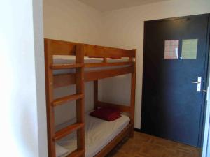 een kamer met 2 stapelbedden en een deur bij Appartement Valfréjus, 2 pièces, 4 personnes - FR-1-561-19 in Valfréjus