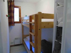 a couple of bunk beds in a room at Appartement Valfréjus, 3 pièces, 6 personnes - FR-1-561-23 in Valfréjus