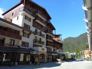 a large building with balconies on the side of a street at Appartement Valfréjus, 2 pièces, 4 personnes - FR-1-561-50 in Valfréjus