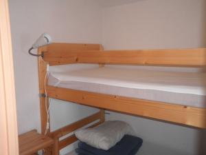 a bedroom with two bunk beds with a lamp at Studio Valfréjus, 1 pièce, 4 personnes - FR-1-561-63 in Valfréjus