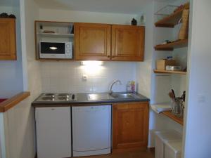 a small kitchen with a sink and a microwave at Appartement Valfréjus, 2 pièces, 6 personnes - FR-1-561-78 in Valfréjus