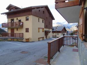 a view of a building with a balcony and a street at Appartement Valfréjus, 2 pièces, 6 personnes - FR-1-561-80 in Valfréjus