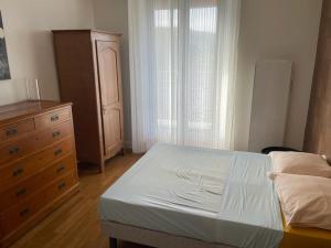 sypialnia z łóżkiem, komodą i oknem w obiekcie Appartement Aix-les-Bains, 2 pièces, 2 personnes - FR-1-617-44 w Aix-les-Bains