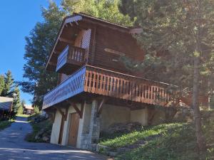 une cabane en rondins avec un balcon sur le côté dans l'établissement Chalet à Montalbert: 3 Chambres, Mezzanine, Cheminée, Cuisine Équipée, Parking - FR-1-755-7, à Aime La Plagne 7 autres photos