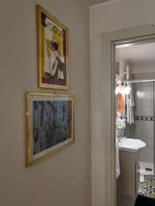 un bagno con un dipinto sul muro e un lavandino di Calefati Gallery Luxury Apartment a Bari