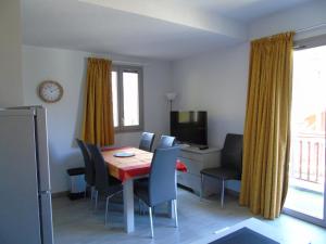 uma sala de jantar com mesa e cadeiras em Appartement Modane, 3 pièces, 6 personnes - FR-1-561-110 em Modane