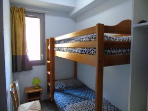 two bunk beds in a room with a window at Appartement Modane, 3 pièces, 6 personnes - FR-1-561-110 in Modane
