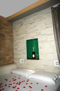 una camera con 2 letti e una TV su un muro di mattoni di Angel's Paradise a Mariglianella