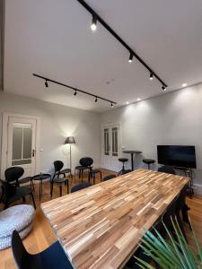 una grande camera con tavolo e sedie in legno di GROW- Casa Parque da Cidade a Porto