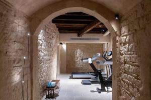 un gimnasio cubierto con equipo cardiovascular en una pared de piedra en The Onsider - Luxury Apartment with 3 bedrooms and 2 private patios, en Barcelona