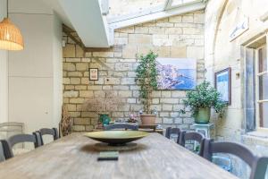 a dining room with a wooden table and chairs at Artisan Hall: 4BD Stunning Grandeur in Cotswolds in Toddington
