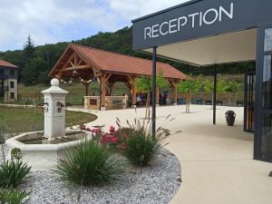 蒙蒂尼亚克Résidence Services Séniors的楼前带消防龙头的亭子