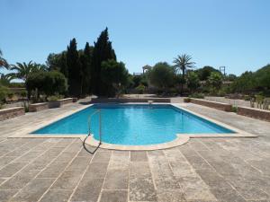 a swimming pool in the middle of a courtyard at Sa Bassa Crua Agroturismo in Sa Torre