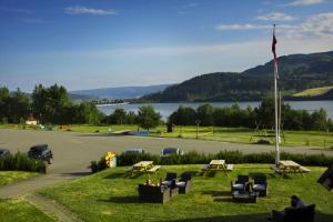 uma área de piquenique com vista para um lago em Lillehammer Turistsenter Budget Hotel em Lillehammer