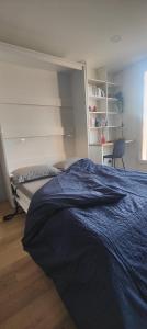 Een bed of bedden in een kamer bij Grand studio proche de Paris