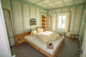 シュクオルにあるVilla Hartenfels 1の窓付きの部屋にベッド付きのベッドルーム1室があります。