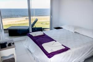 Säng eller sängar i ett rum på Azure Towers