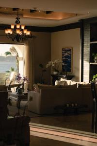 uma sala de estar com um sofá e uma mesa em Orchid House Baja em La Paz
