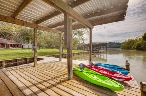 een groep kajaks op een steiger op een meer bij Huntsville Home with Boat Dock on Trinity River! in Riverside