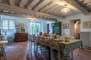 מסעדה או מקום אחר לאכול בו ב-La Casa Dei Limoni, Camaiore, Toscana, Indipendent House With Private Outdoor Garden