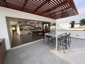 cocina y comedor con mesa y sillas en El Golf los inkas luxury Penthouse, en Lima