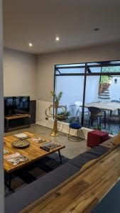 TV a/nebo společenská místnost v ubytování Casa Mosaiko Patio Bonito