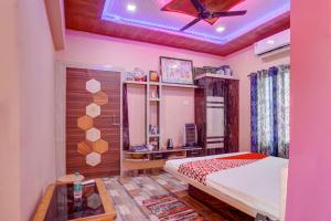 Motīhāri的住宿－OYO Flagship 81389 Hotel Siddhi Vinayak，一间卧室配有一张床和吊扇