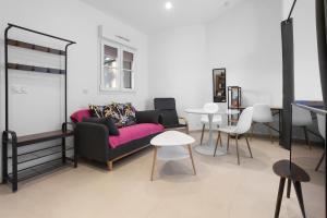 una sala de estar con un sofá y una mesa en Studio 2 proche centre avec parking, en Fréjus