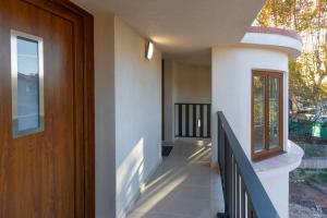 um corredor de uma casa com uma porta e uma janela em La Casa 177 - 4 em Fréjus