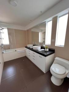 Et badeværelse på El Golf los inkas luxury Penthouse