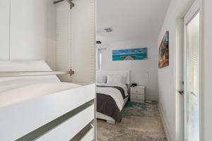 Ένα ή περισσότερα κρεβάτια σε δωμάτιο στο Chic Fort Lauderdale House with Private Pool +19 φωτογραφίες