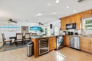 Η κουζίνα ή μικρή κουζίνα στο Chic Fort Lauderdale House with Private Pool