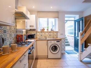 a kitchen with a washer and a washing machine at 2 Bed in Lydbrook 83665 in Lydbrook