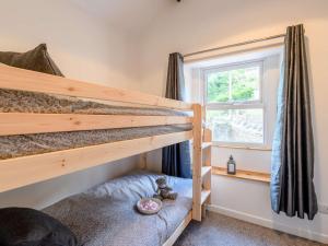 una camera con 2 letti a castello e una finestra di 2 Bed in Lydbrook 83665 a Lydbrook