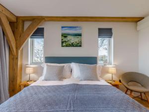 una camera con un grande letto e due finestre di 1 bed in Taunton 86623 a Broomfield
