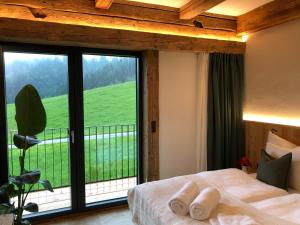 sypialnia z łóżkiem i dużym oknem w obiekcie Apartment Stillleben Luxus für die Seele w mieście Abtenau